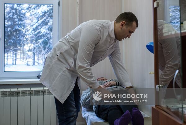 Выездная бригада врачей Омского Клинического медико-хирургического центра в селе Литковка Омской области