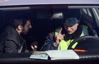 Сотрудник ГИБДД проверяет документы у водителя в рамках рейда против нелегальных таксистов в Москве. Место: Россия, Москва. Автор: Максим Блинов/РИА Новости. Рейд ГИБДД против нелегальных таксистов