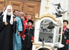 Патриарх Московский и всея Руси Кирилл выпускает голубей в честь праздника Благовещения Пресвятой Богородицы на крыльце Благовещенского собора Московского Кремля. Место: Россия, Москва. Автор: Сергей Пятаков. Божественная литургия в праздник Благовещения Пресвятой Богородицы