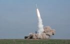 Боевой пуск ракеты из комплекса "Искандер-М" на полигоне Капустин Яр в Астраханской области. (Стоп-кадр с видео, опубликованного Министерством обороны РФ на своем официальном канале в YouTube, максимально возможное качество). Место: Россия, Астраханская область. На полигоне в Астраханской области проведен боевой пуск ракеты из комплекса "Искандер-М"