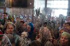 Прихожане во время службы в канун празднования Входа Господня в Иерусалим в храме в честь Воздвижения Честного и Животворящего Креста Господня в Омске. Место: Россия, Омск. Автор: Алексей Мальгавко/РИА Новости. Богослужение накануне Вербного воскресенья