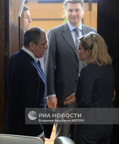 Министр иностранных дел РФ Сергей Лавров и член комитета ГД по культуре Мария Максакова-Игенбергс во время "правительственного часа" на заседании Государственной Думы РФ. На втором плане - полномочный представитель правительства РФ в Государственной Думе РФ Александр Синенко. Место: Россия, Москва. Автор: Владимир Федоренко/РИА Новости. Пленарное заседание Госдумы РФ