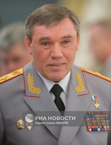 28 июня 2016. Начальник Генерального штаба Вооруженных сил РФ - первый заместитель министра обороны РФ генерал армии Валерий Герасимов во время встречи президента РФ Владимира Путина с выпускниками высших военных учебных заведений в Кремле. Место: Россия, Москва. Автор: Сергей Гунеев/РИА Новости. Президент РФ В. Путин встретился с выпускниками высших военных учебных заведений