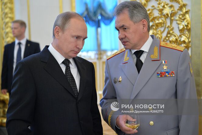 28 июня 2016. Президент РФ Владимир Путин (слева) и министр обороны РФ Сергей Шойгу во время встречи с выпускниками высших военных учебных заведений в Кремле. Место: Россия, Москва. Автор: Алексей Дружинин/РИА Новости. Президент РФ В. Путин встретился с выпускниками высших военных учебных заведений
