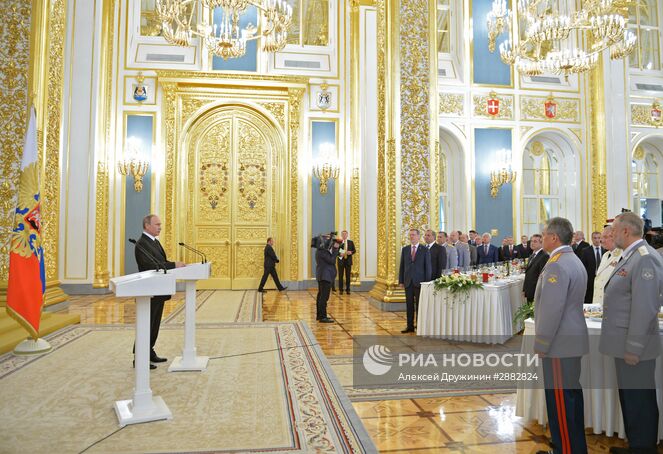 28 июня 2016. Президент РФ Владимир Путин выступает на встрече с выпускниками высших военных учебных заведений в Кремле. Место: Россия, Москва. Автор: Алексей Дружинин/РИА Новости. Президент РФ В. Путин встретился с выпускниками высших военных учебных заведений