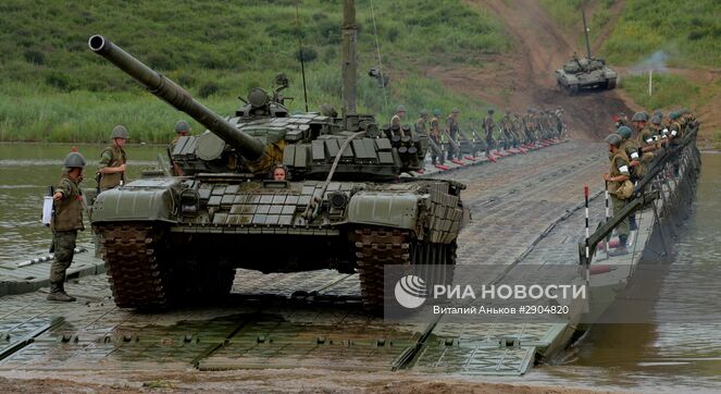 Танк Т-72 преодолевает водную преграду по понтонному мосту во время показных учений 5-й общевойсковой армии по форсированию водных преград на Сергеевском полигоне в Приморском крае. Место: Россия, Приморский край. Автор: Виталий Аньков/РИА Новости. Учения по форсированию водных преград в Приморье