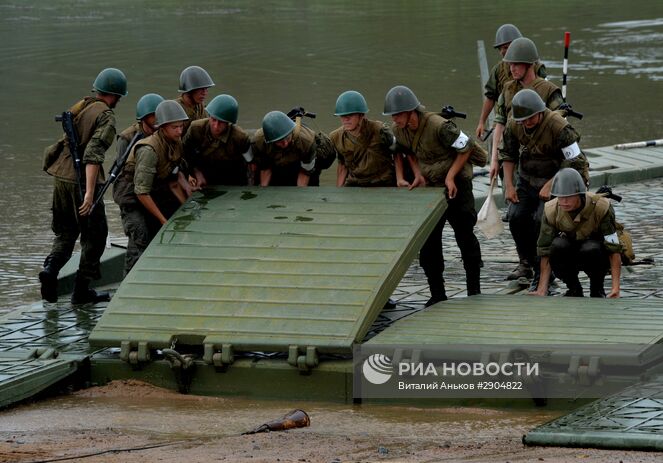 Наведение понтонного моста во время показных учений 5-й общевойсковой армии по форсированию водных преград на Сергеевском полигоне в Приморском крае. Место: Россия, Приморский край. Автор: Виталий Аньков/РИА Новости. Учения по форсированию водных преград в Приморье
