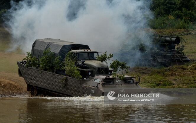 Плавающий транспортер (ПТС) с грузовым автомобилем на борту форсирует водную преграду во время показных учений 5-й общевойсковой армии по форсированию водных преград на Сергеевском полигоне в Приморском крае Место: Россия, Приморский край. Автор: Виталий Аньков/РИА Новости. Учения по форсированию водных преград в Приморье