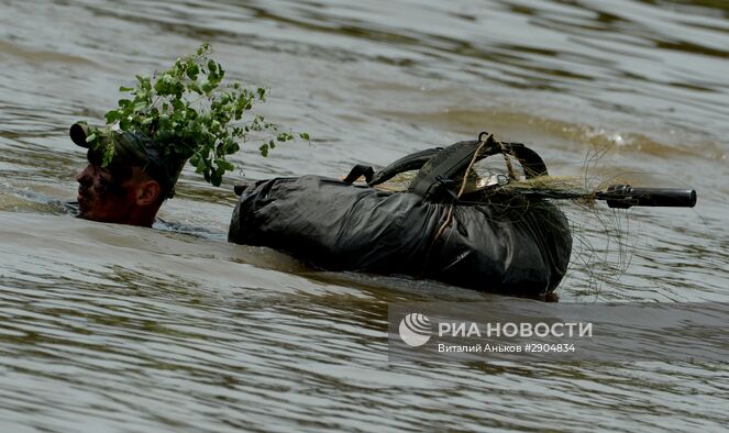 Разведчик преодолевает водную преграду во время показных учений 5-й общевойсковой армии по форсированию водных преград на Сергеевском полигоне в Приморском крае. Место: Россия, Приморский край. Автор: Виталий Аньков/РИА Новости. Учения по форсированию водных преград в Приморье