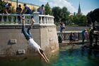 Взрослые и дети купаются в фонтане "Герои сказок" на Манежной площади. Место: Россия, Москва. Автор: Владимир Сергеев. Жара в Москве