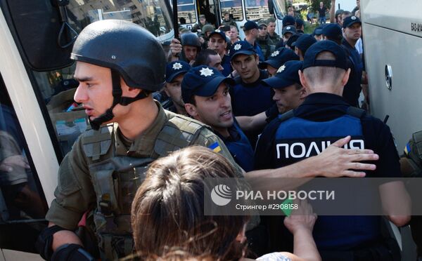 Акция возле Оболонского суда в Киеве