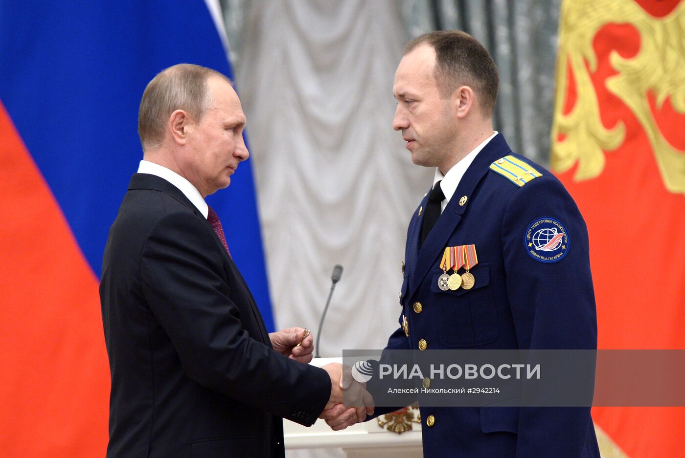 22 сентября 2016. Президент РФ Владимир Путин (слева) и российский космонавт-испытатель отряда ФГБУ НИИ ЦПК имени Ю. А. Гагарина Александр Мисуркин на церемонии вручения государственных наград за выдающиеся достижения в Екатерининском зале Кремля. Место: Россия, Москва. Автор: Алексей Никольский/РИА Новости. Церемония вручения государственных наград в Кремле