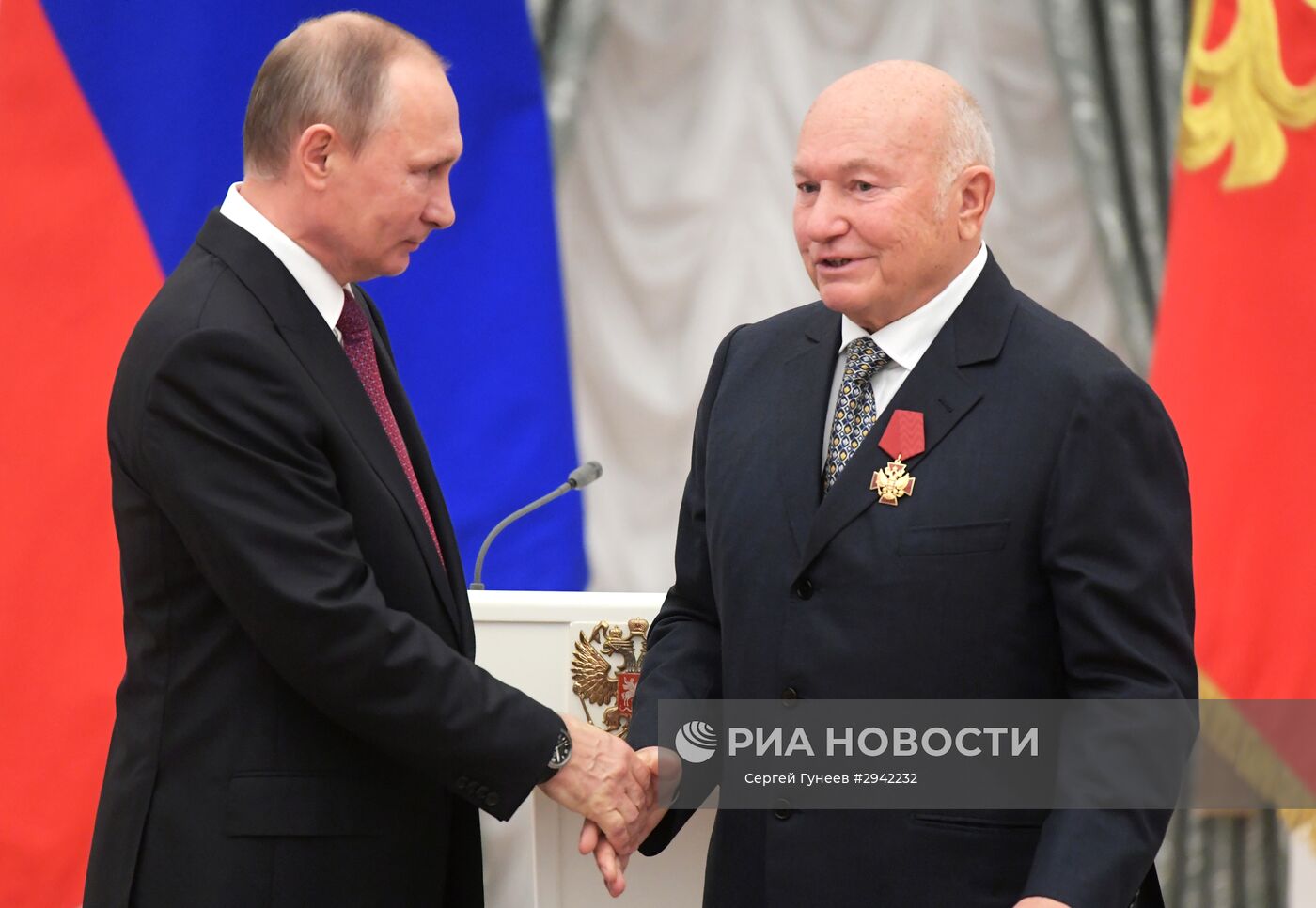 22 сентября 2016. Президент РФ Владимир Путин (слева) и бывший мэр Москвы Юрий Лужков на церемонии вручения государственных наград за выдающиеся достижения в Екатерининском зале Кремля. Место: Россия, Москва. Автор: Сергей Гунеев/РИА Новости. Церемония вручения государственных наград в Кремле