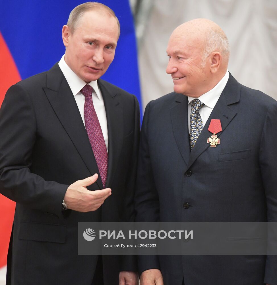 22 сентября 2016. Президент РФ Владимир Путин (слева) и бывший мэр Москвы Юрий Лужков на церемонии вручения государственных наград за выдающиеся достижения в Екатерининском зале Кремля. Место: Россия, Москва. Автор: Сергей Гунеев/РИА Новости. Церемония вручения государственных наград в Кремле