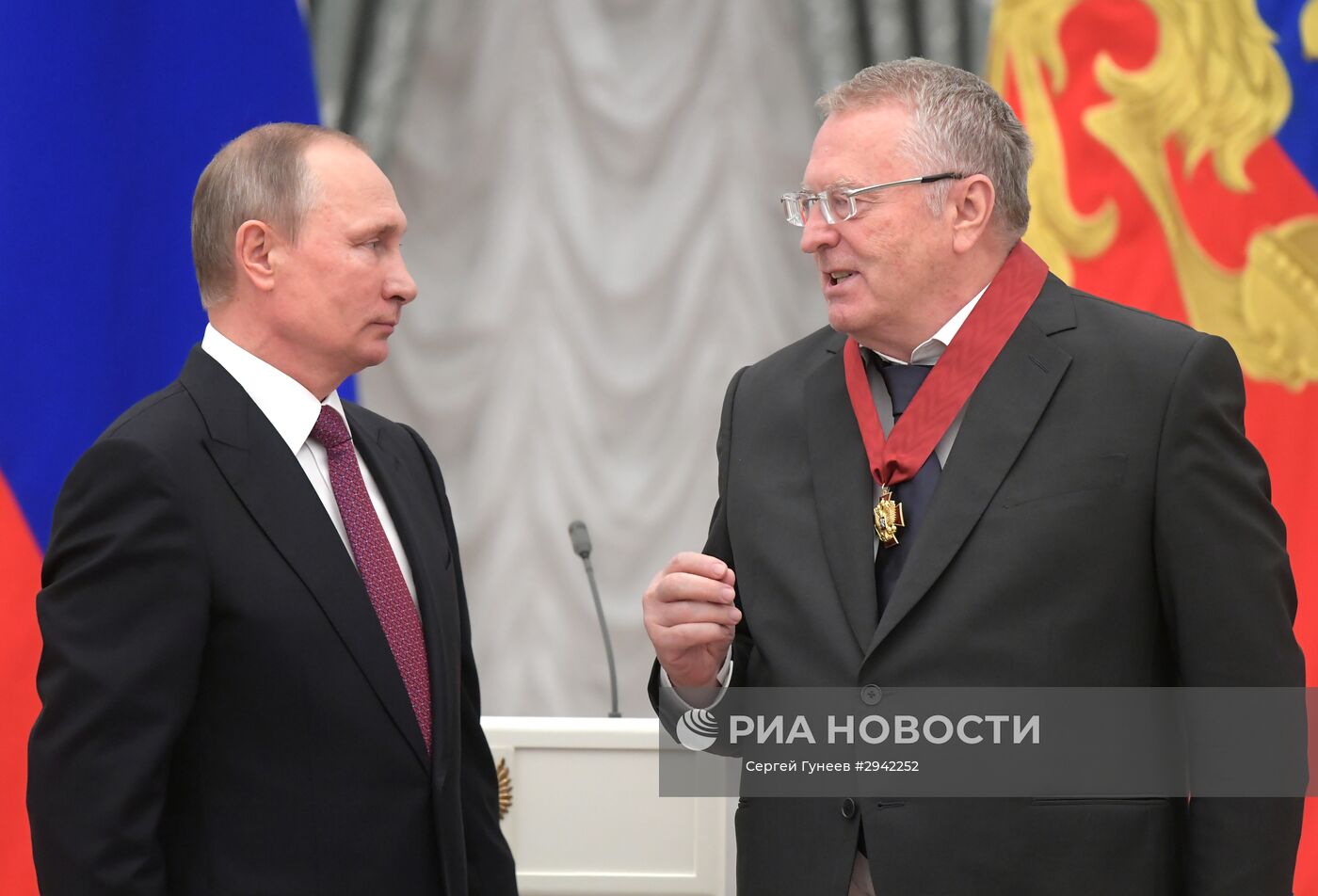 22 сентября 2016. Президент РФ Владимир Путин (слева) и руководитель фракции политической партии "Либерально-демократическая партия России" (ЛДПР) Владимир Жириновский на церемонии вручения государственных наград за выдающиеся достижения в Екатерининском зале Кремля. Место: Россия, Москва. Автор: Сергей Гунеев/РИА Новости. Церемония вручения государственных наград в Кремле