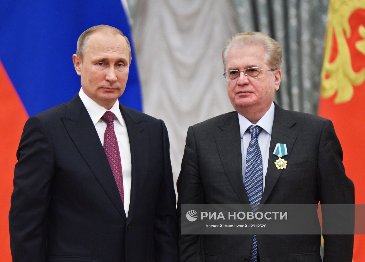 22 сентября 2016. Президент РФ Владимир Путин (слева) и генеральный директор Государственного Эрмитажа Михаил Пиотровский на церемонии вручения государственных наград за выдающиеся достижения в Екатерининском зале Кремля. Место: Россия, Москва. Автор: Алексей Никольский/РИА Новости. Церемония вручения государственных наград в Кремле