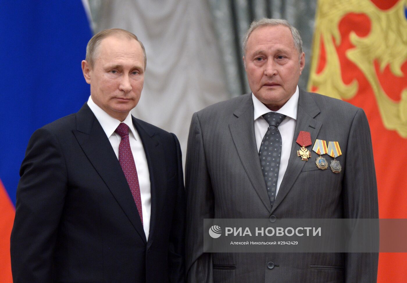 22 сентября 2016. Президент РФ Владимир Путин (слева) и токарь-карусельщик АО "Красноярский машиностроительный завод" Николай Кудимов на церемонии вручения государственных наград за выдающиеся достижения в Екатерининском зале Кремля. Место: Россия, Москва. Автор: Алексей Никольский/РИА Новости. Церемония вручения государственных наград в Кремле