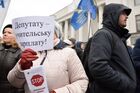 Митинг против высоких тарифов у здания Верховной рады в Киеве