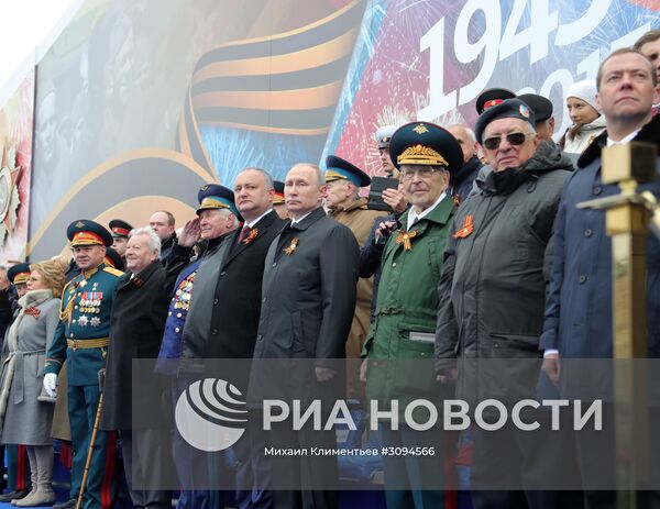 Президент РФ В.Путин и премьер-министр РФ Д.Медведев на военном параде в честь 72-й годовщины Победы в ВОВ