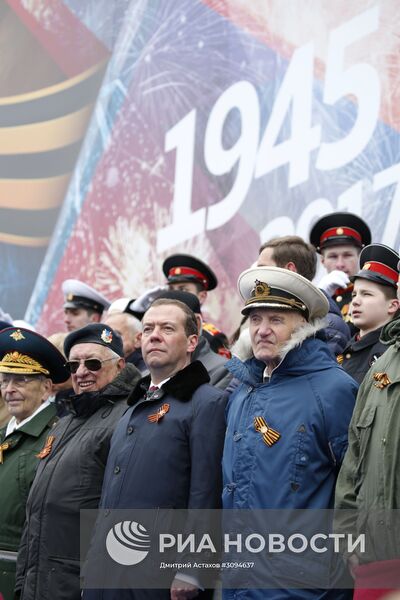 Президент РФ В.Путин и премьер-министр РФ Д.Медведев на военном параде в честь 72-й годовщины Победы в ВОВ