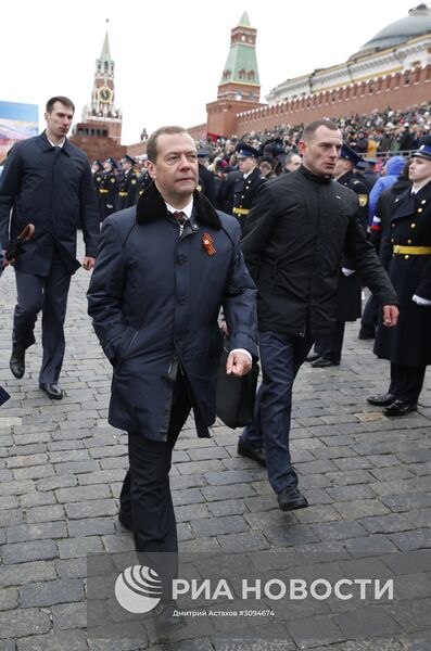 Президент РФ В.Путин и премьер-министр РФ Д.Медведев на военном параде в честь 72-й годовщины Победы в ВОВ