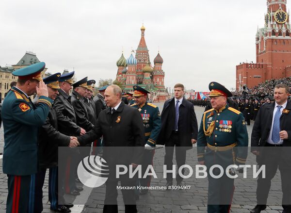 Президент РФ В.Путин и премьер-министр РФ Д.Медведев на военном параде в честь 72-й годовщины Победы в ВОВ
