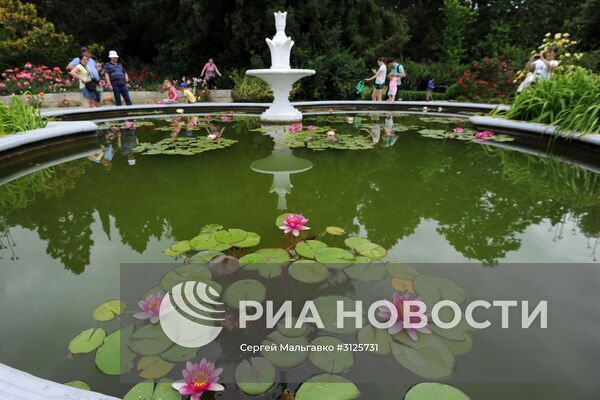 Открытие выставок "Розовый вальс" и "Динозавры в Крыму" в Никитском ботаническом саду
