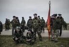 Переговоры украинских военных с представителями самообороны Севастополя на территории аэродрома "Бельбек"