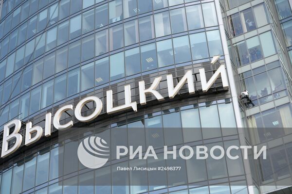 Человек-паук Ален Робер покорил небоскреб "Высоцкий"