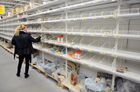 Покупательница в одном из сетевых магазинов Львова. Место: Украина, Львов. Автор: Павел Паламарчук/РИА Новости. Ажиотаж в продуктовых магазинах Львова