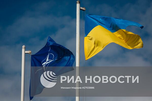 Президент Украины П.Порошенко посетил академию Сухопутных войск Вооруженных сил Украины имени гетмана Петра Сагайдачного