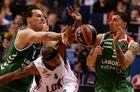 Игрок БК "Лабораль Кутча" Дарко Планинич, игрок БК "Локомотив-Кубань" Донтэй Дрэйпер, игрок БК "Лабораль Кутча" Майк Джеймс (слева направо) в матче за третье место "Финала четырех" баскетбольной Евролиги между БК "Лабораль Кутча" (Витория, Испания) и БК "Локомотив-Кубань" (Краснодар, Россия). Место: Германия, Берлин. Автор: Алексей Филиппов/РИА Новости. Баскетбол. Евролига. Финал четырех. Матч за третье место