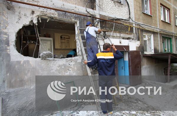 Последствия обстрела Ясиноватой в Донбассе