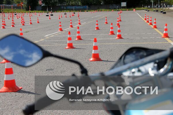 Теоретические и практические занятия в автошколе ДОСААФ