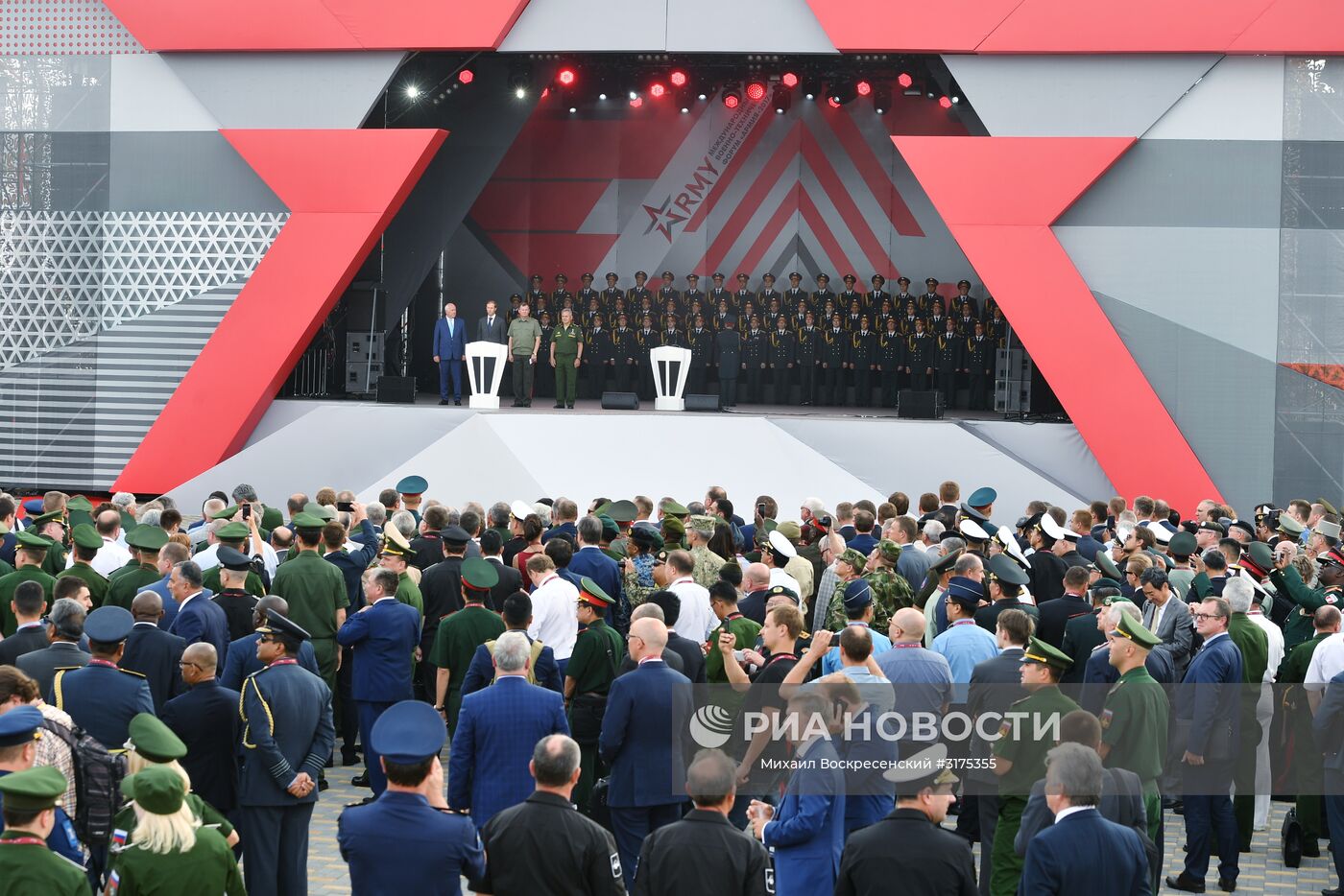 Генеральный директор государственной корпорации "Ростех" Сергей Чемезов, министр промышленности и торговли РФ Денис Мантуров, министр обороны Белоруссии Андрей Равков и министр обороны РФ Сергей Шойгу (на сцене слева направо) на открытии международного военно-технического форума "Армия-2017". Место: Россия, Московская область. Автор: Михаил Воскресенский/РИА Новости. Открытие международного военно-технического форума "Армия-2017"