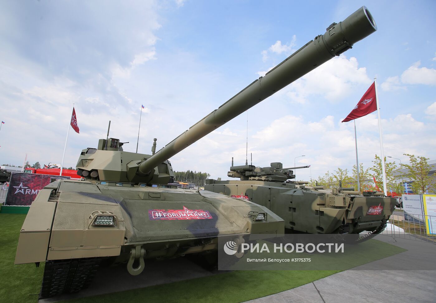 Танк Т-14 "Армата" (слева) и боевая машина пехоты (БМП) на гусеничной платформе "Курганец-25" на международном военно-техническом форуме "Армия-2017" в Московской области. Место: Россия, Московская область. Автор: Виталий Белоусов/РИА Новости. Открытие международного военно-технического форума "Армия-2017"