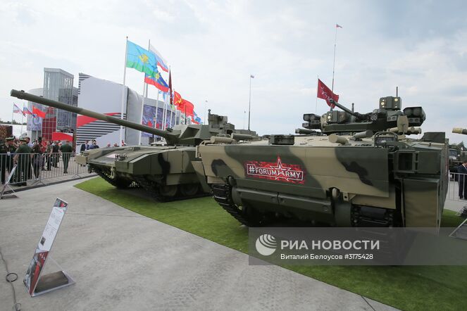 Танк Т-14 "Армата" (слева) и боевая машина пехоты (БМП) на гусеничной платформе "Курганец-25" на международном военно-техническом форуме "Армия-2017" в Московской области. Место: Россия, Московская область. Автор: Виталий Белоусов/РИА Новости. Открытие международного военно-технического форума "Армия-2017"