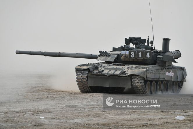 Танк Т-80У во время показа современных и перспективных образцов вооружения, военной и специальной техники в рамках международного военно-технического форума "Армия-2017". Место: Россия, Московская область. Автор: Михаил Воскресенский/РИА Новости. Открытие международного военно-технического форума "Армия-2017"
