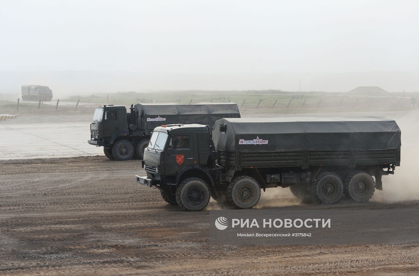 Автомобили "Камаз" во время показа современных и перспективных образцов вооружения, военной и специальной техники в рамках международного военно-технического форума "Армия-2017". Место: Россия, Московская область. Автор: Михаил Воскресенский/РИА Новости. Открытие международного военно-технического форума "Армия-2017"