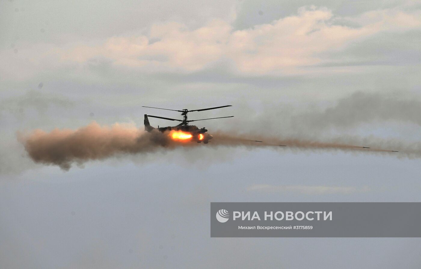 Вертолет Ка-52 во время показа современных и перспективных образцов вооружения, военной и специальной техники в рамках международного военно-технического форума "Армия-2017". Место: Россия, Московская область. Автор: Михаил Воскресенский/РИА Новости. Открытие международного военно-технического форума "Армия-2017"