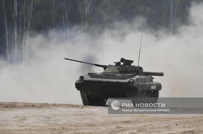 Боевая машина пехоты БМП-2 во время показа современных и перспективных образцов вооружения, военной и специальной техники в рамках международного военно-технического форума "Армия-2017". Место: Россия, Московская область. Автор: Михаил Воскресенский/РИА Новости. Открытие международного военно-технического форума "Армия-2017"
