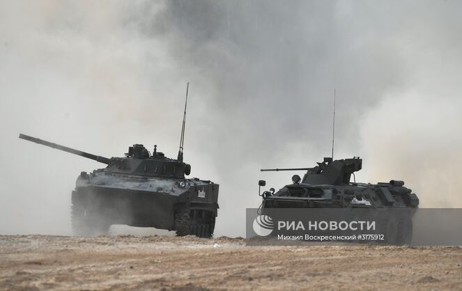 Боевая машина пехоты БМП-3 (слева) и бронетранспортер БТР-82А во время показа современных и перспективных образцов вооружения, военной и специальной техники в рамках международного военно-технического форума "Армия-2017". Место: Россия, Московская область. Автор: Михаил Воскресенский/РИА Новости. Открытие международного военно-технического форума "Армия-2017"