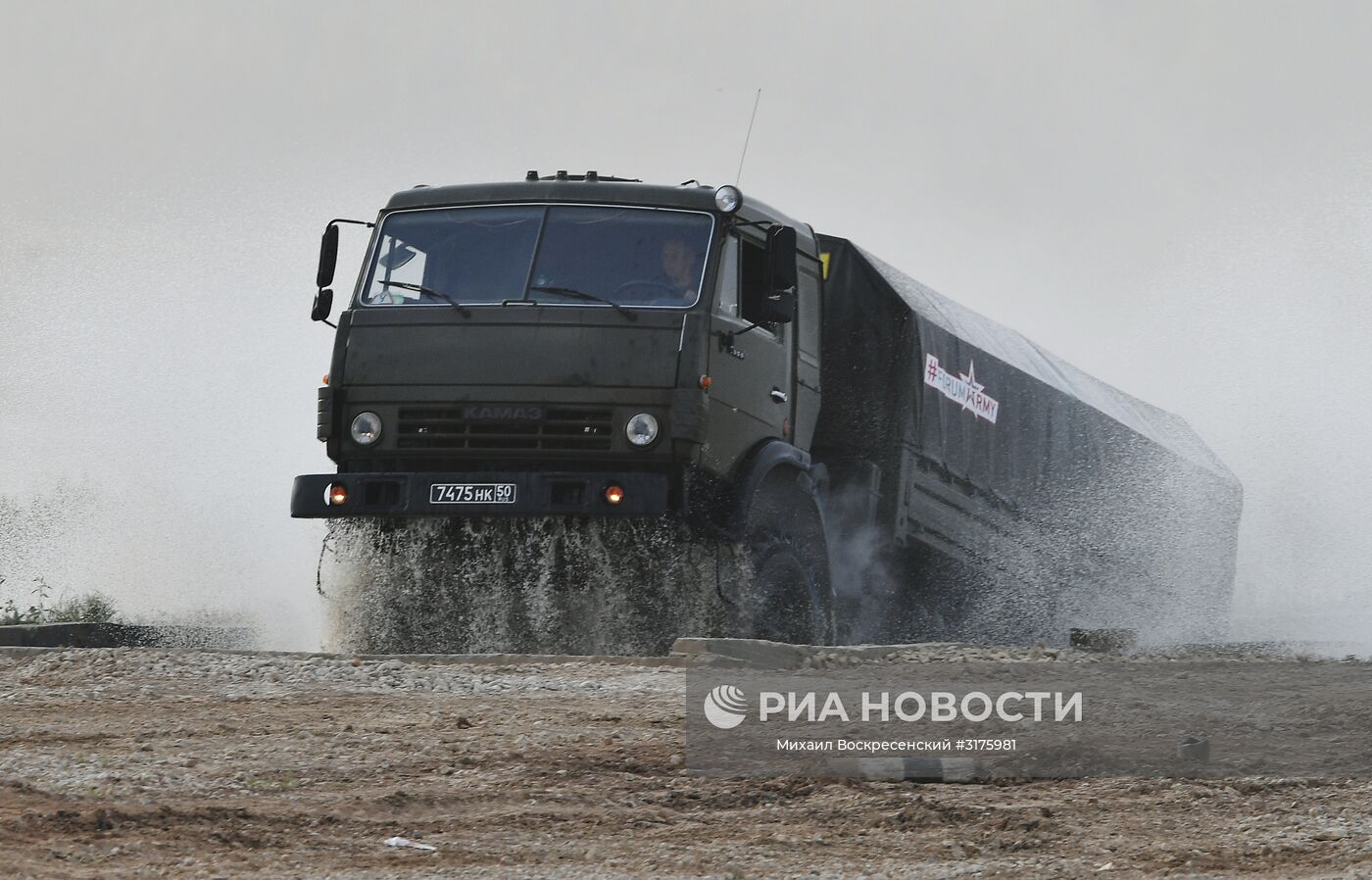 Автомобиль "Камаз" во время показа современных и перспективных образцов вооружения, военной и специальной техники в рамках международного военно-технического форума "Армия-2017". Место: Россия, Московская область. Автор: Михаил Воскресенский/РИА Новости. Открытие международного военно-технического форума "Армия-2017"
