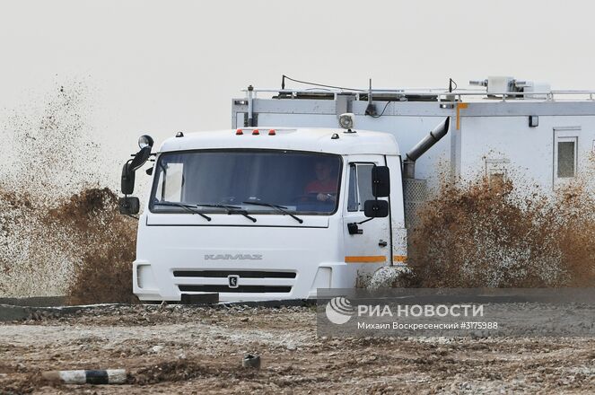 Автомобиль "Камаз" во время показа современных и перспективных образцов вооружения, военной и специальной техники в рамках международного военно-технического форума "Армия-2017". Место: Россия, Московская область. Автор: Михаил Воскресенский/РИА Новости. Открытие международного военно-технического форума "Армия-2017"
