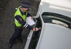 Сотрудник ГИБДД проверяет документы. Место: Россия, Москва. Автор: Евгений Биятов/РИА Новости. Сбор труппы Московского театра мюзикла