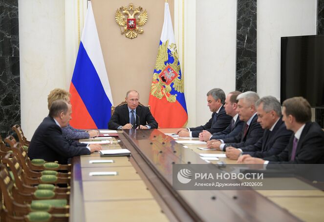 29 сентября 2017. Президент РФ Владимир Путин проводит совещание с постоянными членами Совета безопасности РФ. Место: Россия, Москва. Автор: Алексей Дружинин/РИА Новости. Президент РФ В. Путин провел заседание Совбеза РФ