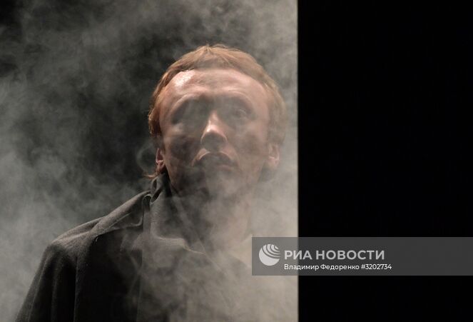 Антон Аносов в роли князя Льва Николаевича Мышкина в сцене из спектакля "Идиот" в театре имени Моссовета. Место: Россия, Москва. Автор: Владимир Федоренко/РИА Новости. Предпремьерный показ спектакля "Идиот" в театре им. Моссовета