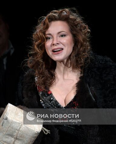 Екатерина Гусева в роли Настасьи Филипповны Барашковой в сцене из спектакля "Идиот" в театре имени Моссовета. Место: Россия, Москва. Автор: Владимир Федоренко/РИА Новости. Предпремьерный показ спектакля "Идиот" в театре им. Моссовета
