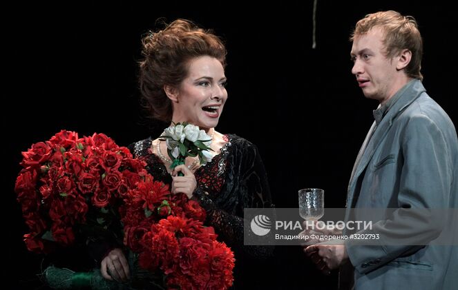 Екатерина Гусева в роли Настасьи Филипповны Барашковой и Антон Аносов в роли князя Льва Николаевича Мышкина в сцене из спектакля "Идиот" в театре имени Моссовета. Место: Россия, Москва. Автор: Владимир Федоренко/РИА Новости. Предпремьерный показ спектакля "Идиот" в театре им. Моссовета