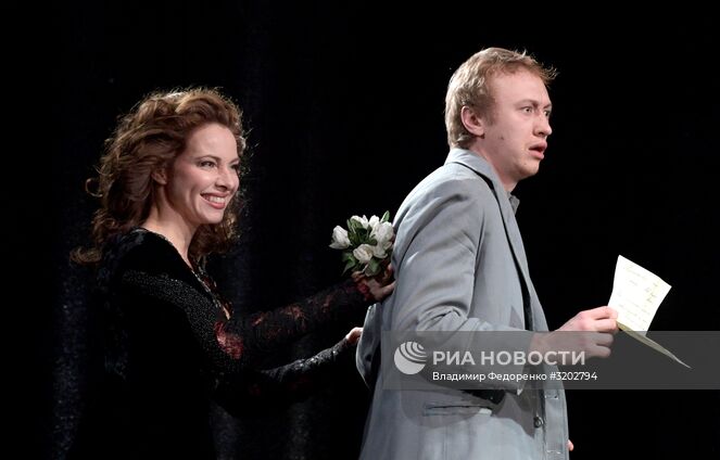 Екатерина Гусева в роли Настасьи Филипповны Барашковой и Антон Аносов в роли князя Льва Николаевича Мышкина в сцене из спектакля "Идиот" в театре имени Моссовета. Место: Россия, Москва. Автор: Владимир Федоренко/РИА Новости. Предпремьерный показ спектакля "Идиот" в театре им. Моссовета